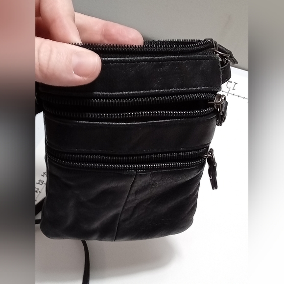 Unbranded travel purse. Feels like leather but no material label - Picture 3 of 3